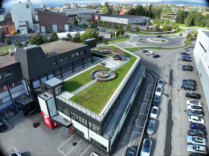 Flyfoto av hovedkontoret i Brobekkveien 84 med grønt tak